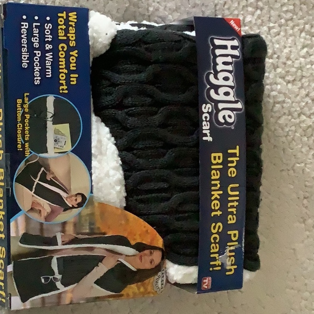 Huggle reversible fleece blanket scarf.  Large pockets with button closure.